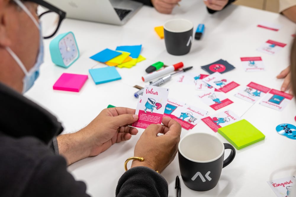 Utilisateur en train de lire la carte du personnage Voleur